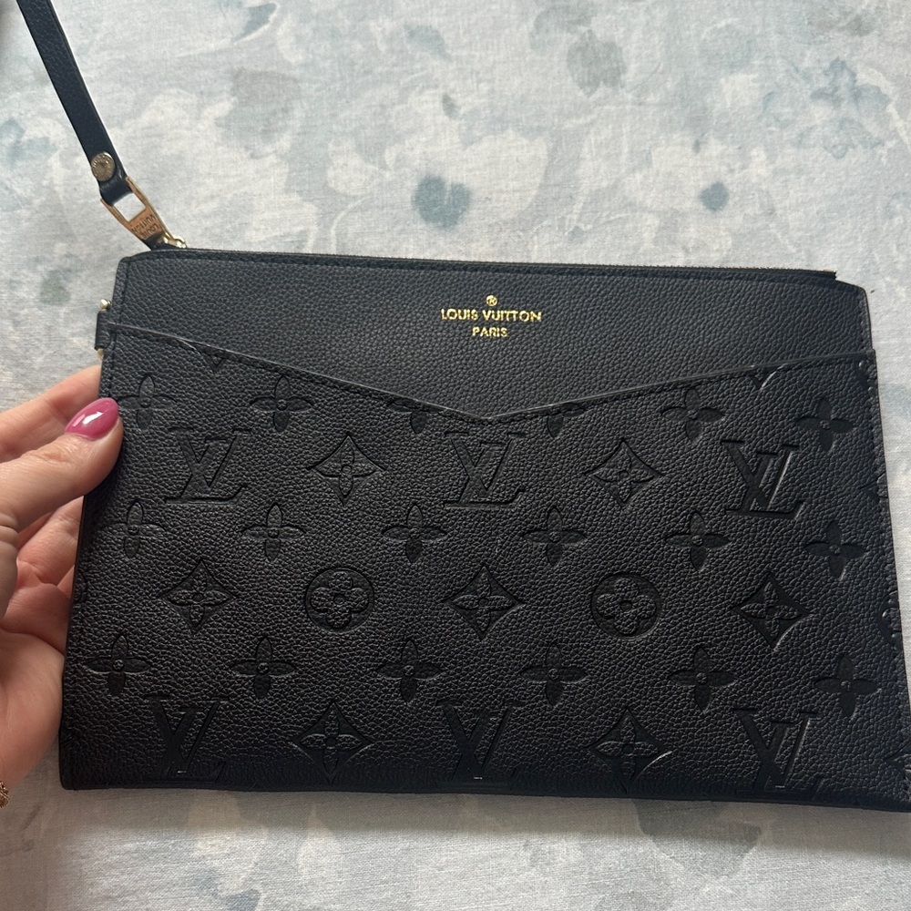 LV style clutch